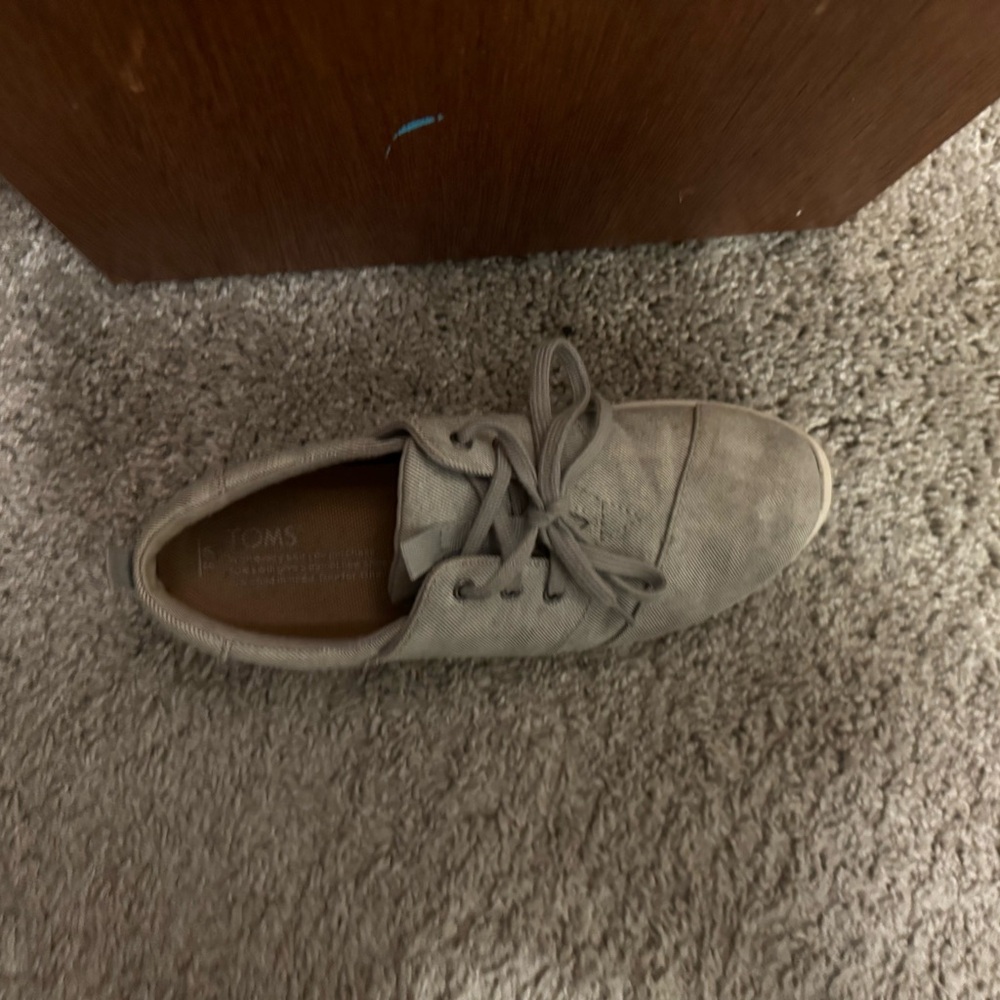 TOMS Light Gray Lace-Up Shoe